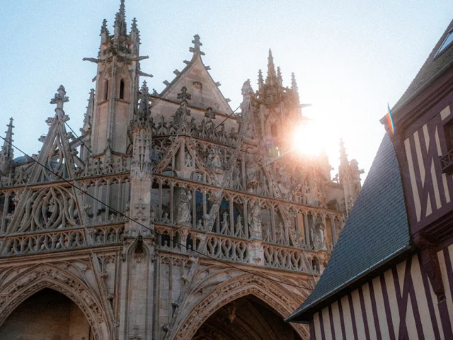 Vue sur le portail de la basilique avec rayons de soleil