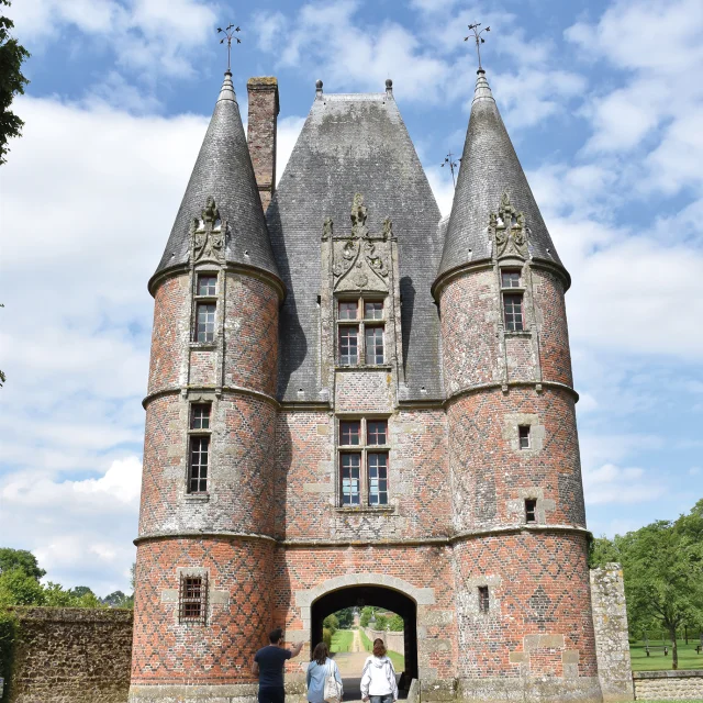 Vue sur le châtelet d'entrée du château de Carrouges