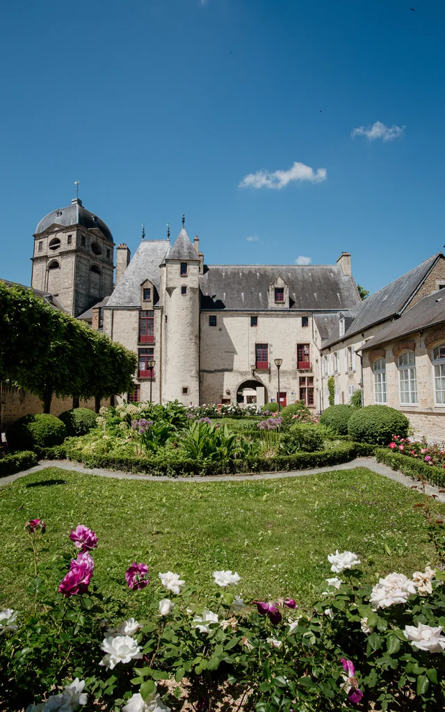 Vue sur la maison d'Ozé côté jardin d'Ozé