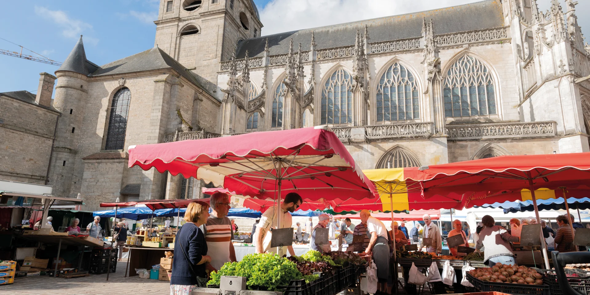 Le marché place de la Magdeleine à Alençon