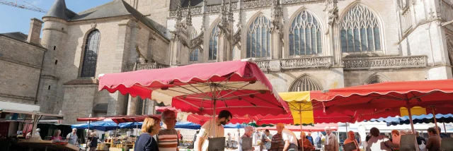 Le marché place de la Magdeleine à Alençon