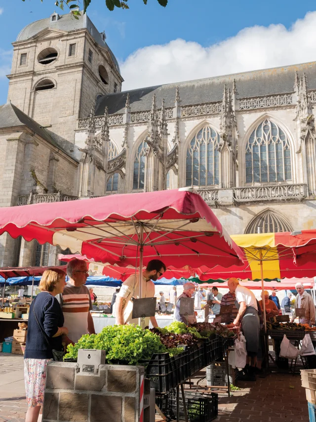Le marché place de la Magdeleine à Alençon