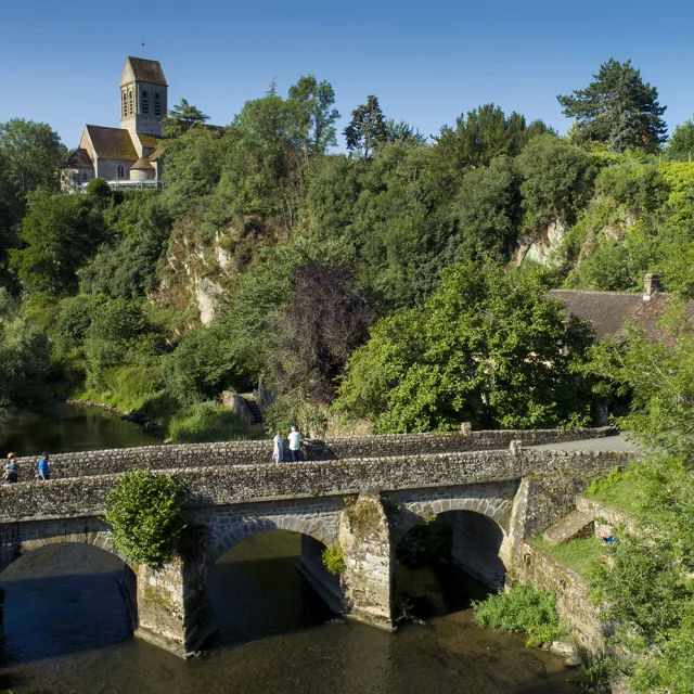 Vue aérienne du pont et de l'église romane de Saint-Céneri-le-Gérei