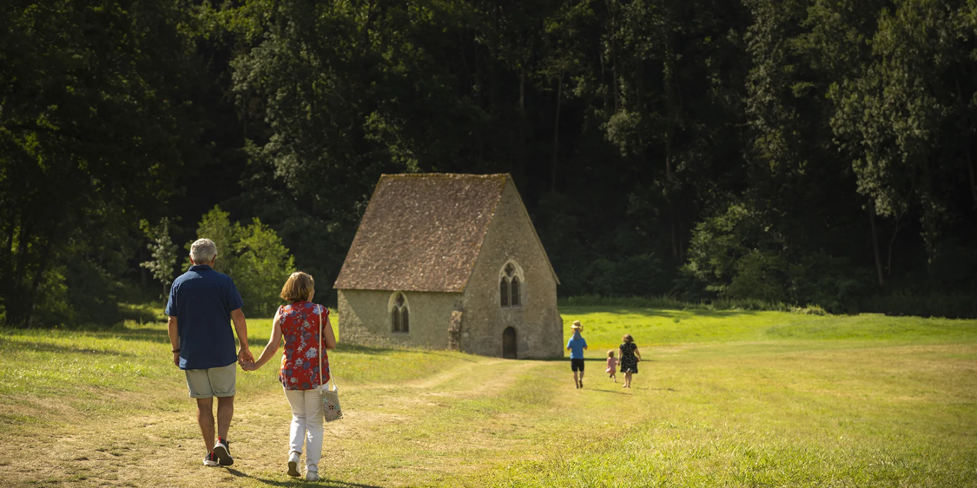 Un couple qui se dirigent vers la chapelle de Saint-Céneri-le-Gérei