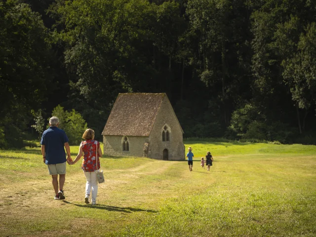 Un couple qui se dirigent vers la chapelle de Saint-Céneri-le-Gérei