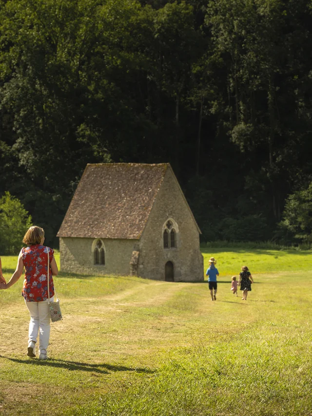 Un couple qui se dirigent vers la chapelle de Saint-Céneri-le-Gérei