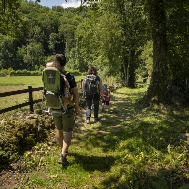 Un couple de randonneurs avec des enfants