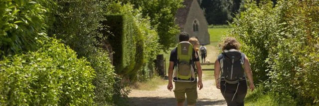 Famille randonnant à Saint-Céneri-le-Gérei