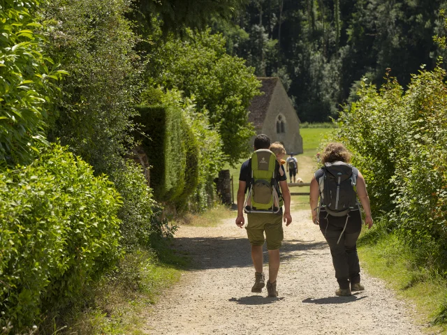 Famille randonnant à Saint-Céneri-le-Gérei