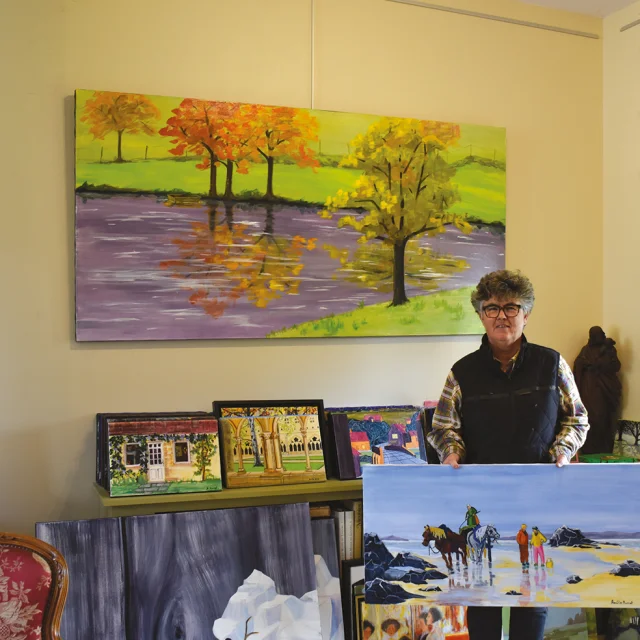 L'artiste-peintre Amélie Romet montrant ses tableaux dans son atelier à Saint-Céneri-le-Gérei