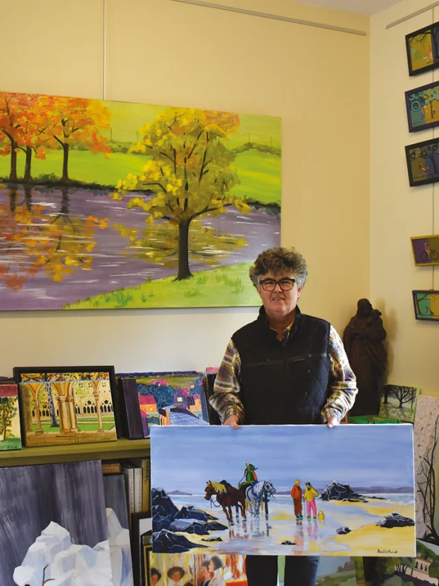 L'artiste-peintre Amélie Romet montrant ses tableaux dans son atelier à Saint-Céneri-le-Gérei