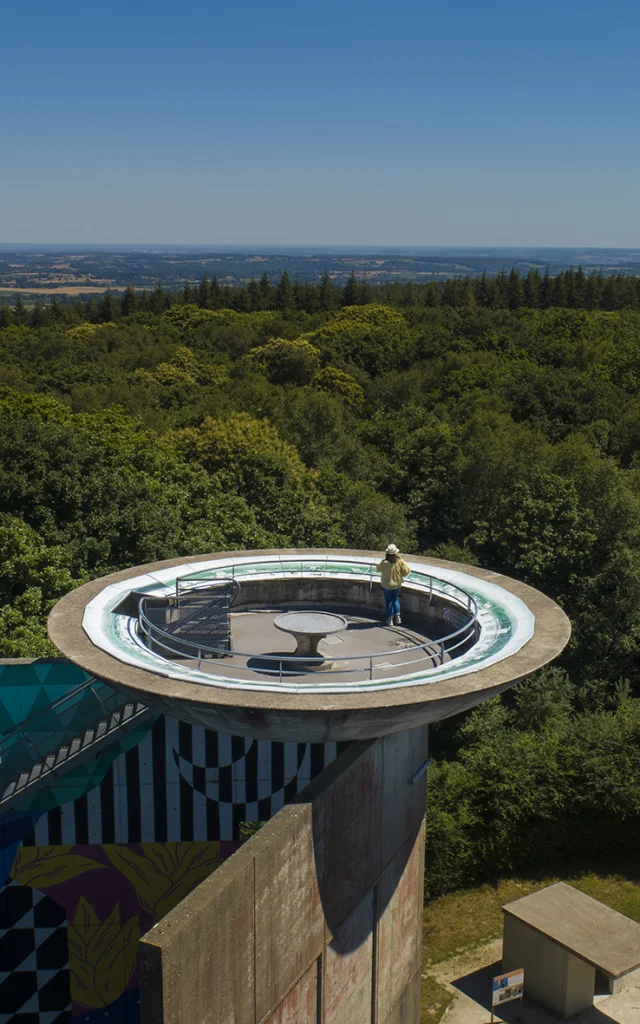Femme regardant le panorama du haut du belvédère du Mont des Avaloirs