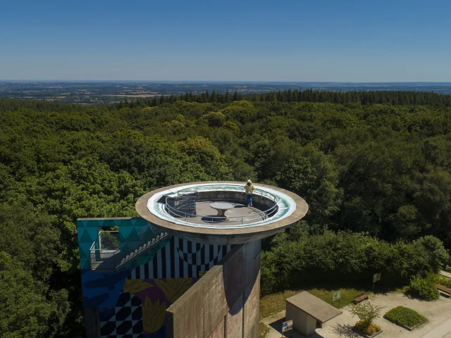 Femme regardant le panorama du haut du belvédère du Mont des Avaloirs