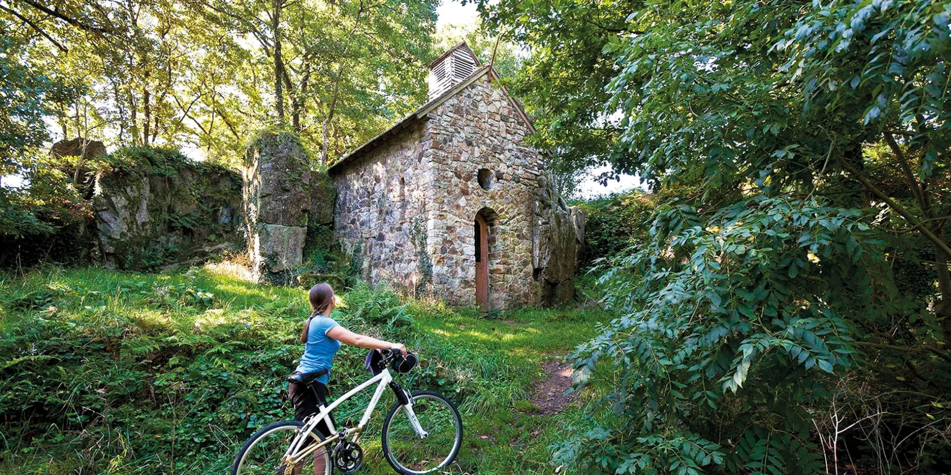 Cycliste se baladant dans le Parc naturel régional et Géoparc Normandie-Maine