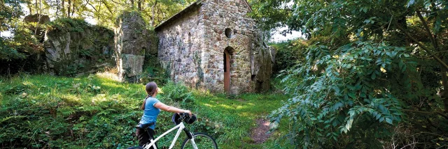 Cycliste se baladant dans le Parc naturel régional et Géoparc Normandie-Maine