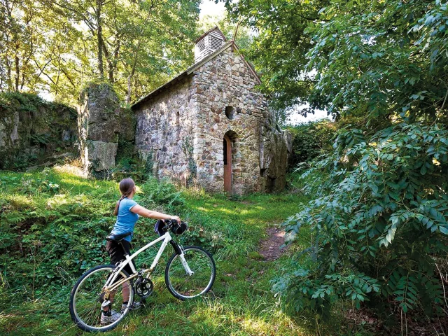 Cycliste se baladant dans le Parc naturel régional et Géoparc Normandie-Maine