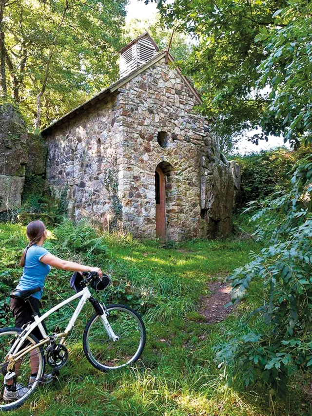 Cycliste se baladant dans le Parc naturel régional et Géoparc Normandie-Maine