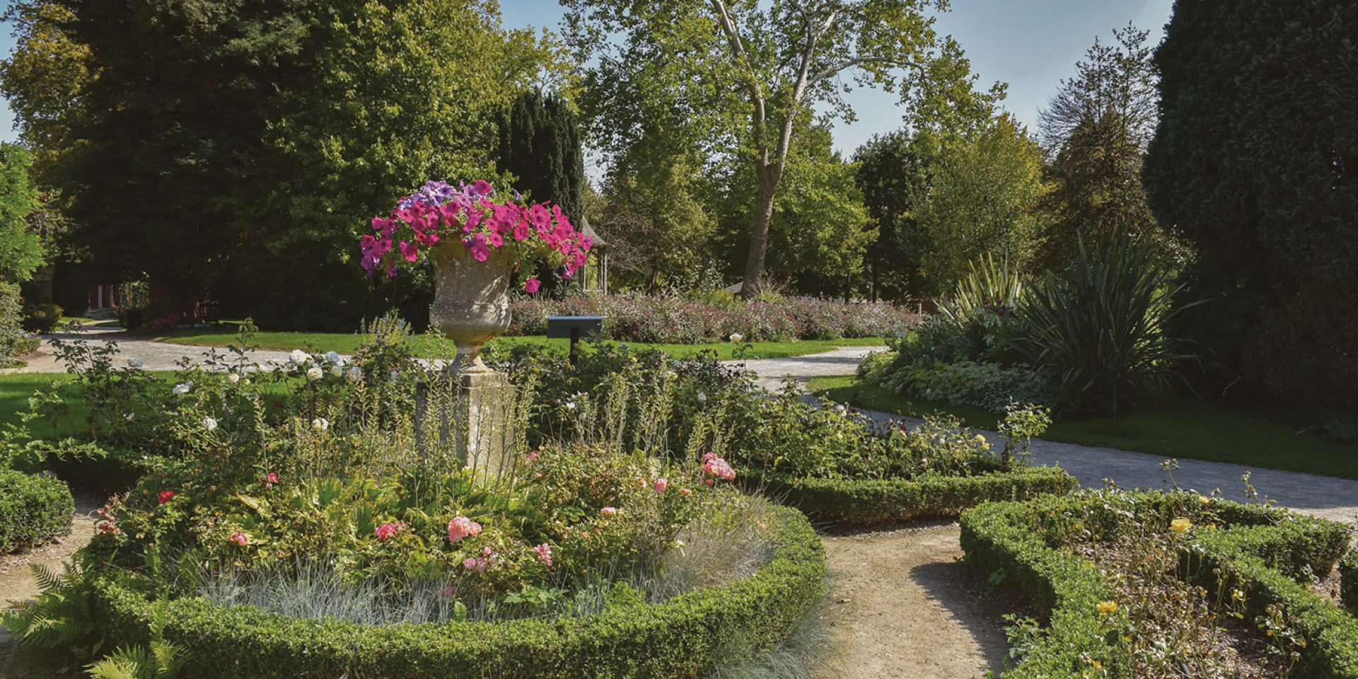 Vue de la roseraie du parc des Promenades