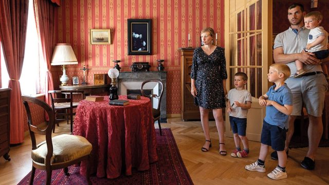 Une famille visite la maison natale de Sainte Thérèse