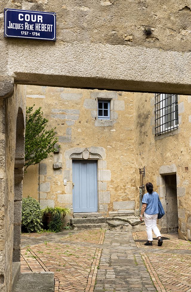 Cour Hebert Alencon 02