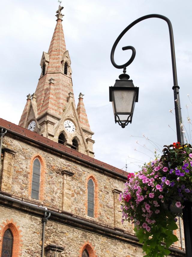 glise-fleurs-candelabre-mairie-dallevard-les-bains.jpg