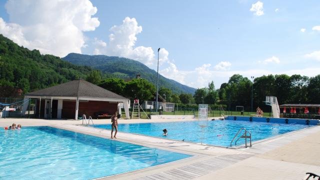 Uitzicht op het zwembad ©mairie D'allevard Les Bains