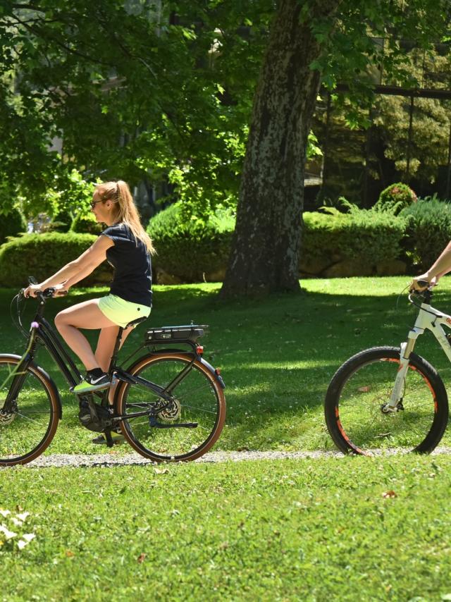 velo-dans-le-parc-des-thermes-allevard-credit-photo-j-damase.jpg