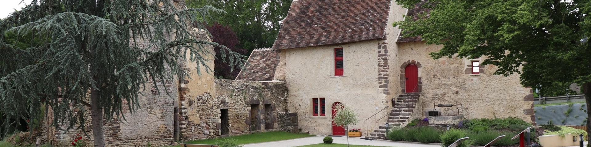 Le Logis du Guesclin in Juillé