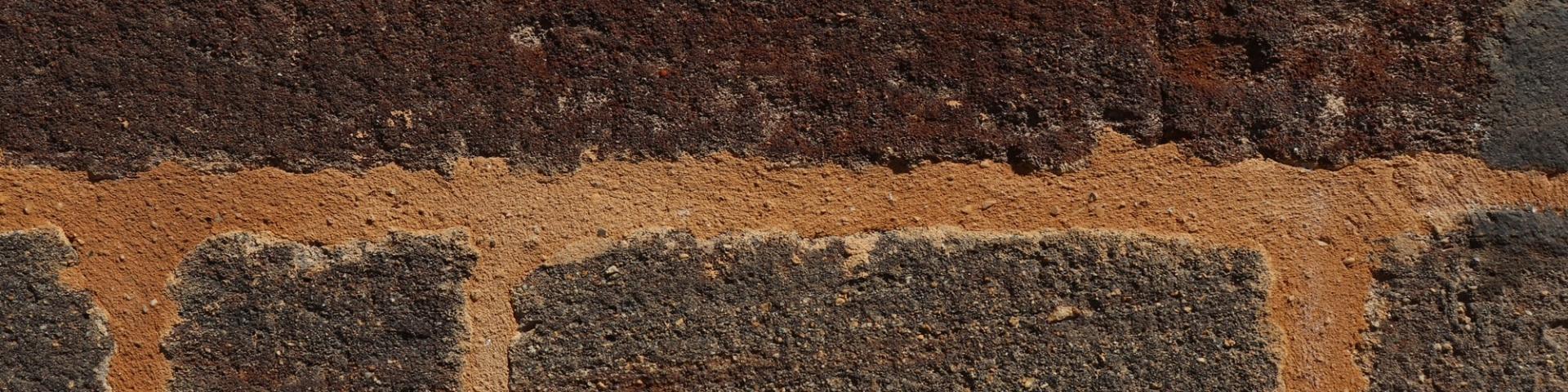 Mur en grès roussard à Ségrie