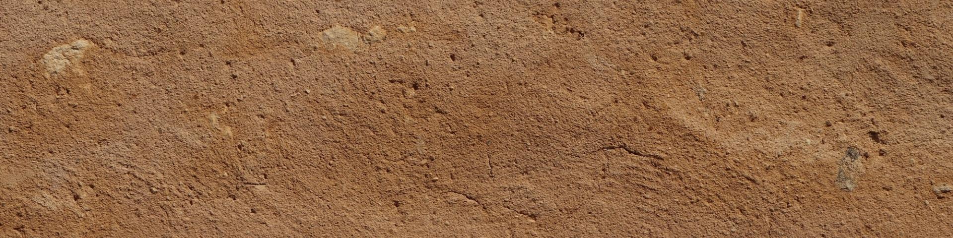 Mur en grès roussard à Ségrie