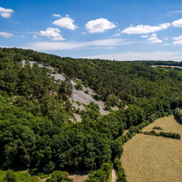 Un pierrier au bord de la rivière Sarthe