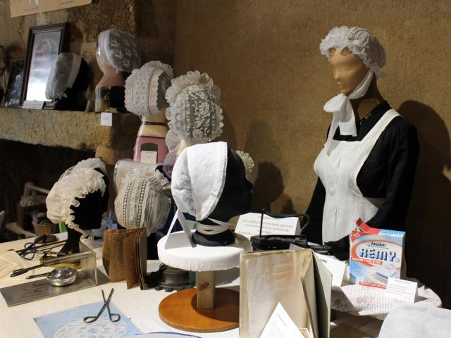 Coiffes au Musée de la Coiffe