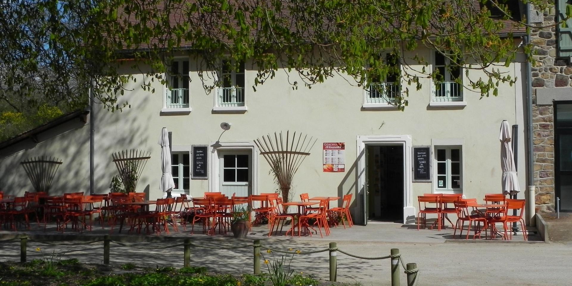Terrace of the Domaine du Gasseau café-nature boutique