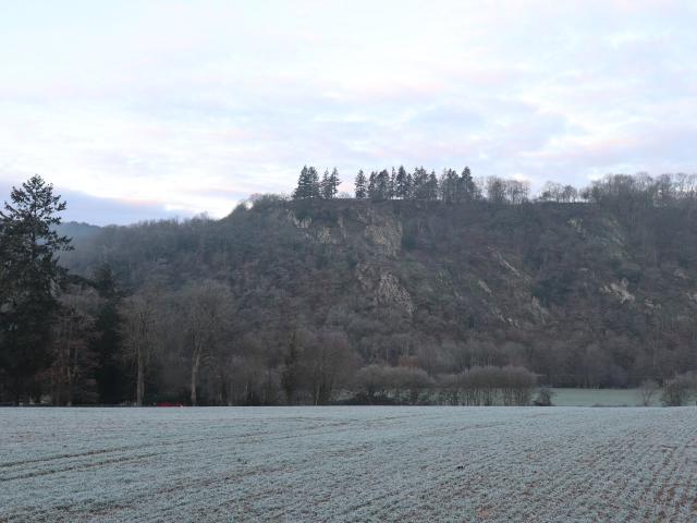 Le Mont Narbonne à Saint-Léonard-des-Bois un matin d'hiver