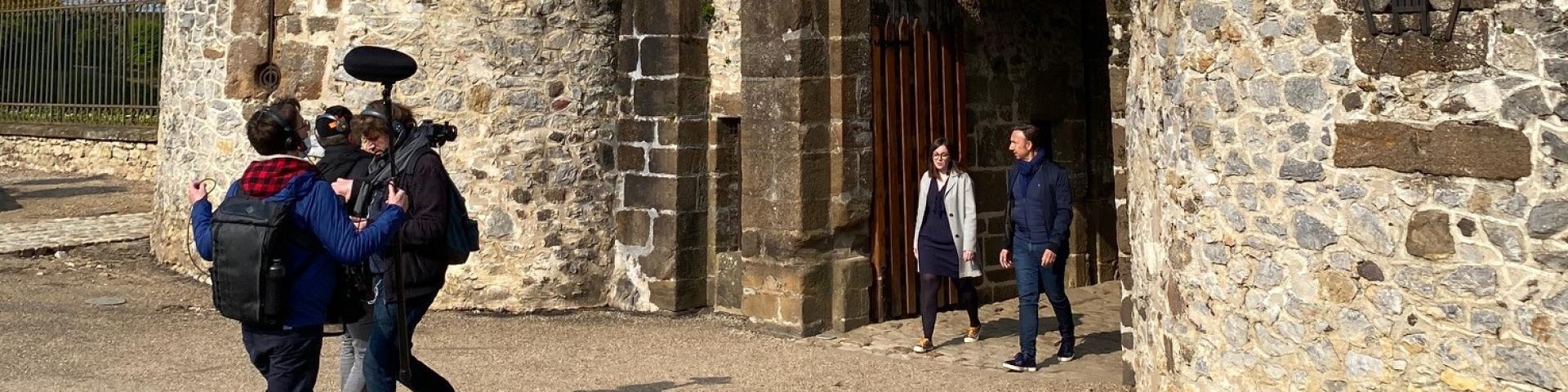 Stéphane Bern visitant Fresnay-sur-Sarthe à l'occasion du tournage de l'émission 'Le Village Préféré des Français