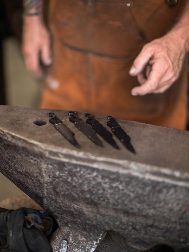 Créations de Pascal Turpin, taillandier d'armes à Fresnay-sur-Sarthe, photographiées par Delphine Grigné
