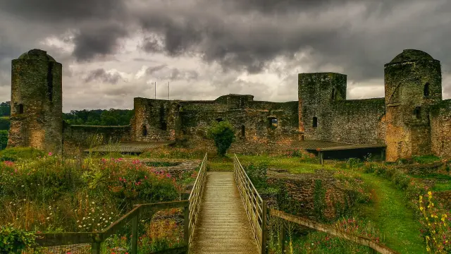 Chateau Medieval De Pouance C. Idier