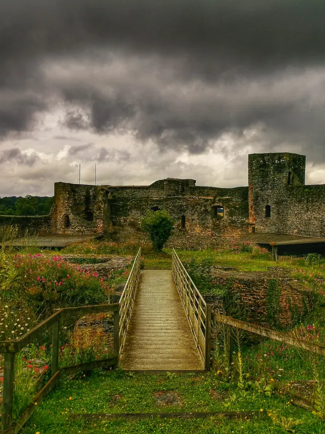 Chateau Medieval De Pouance C. Idier