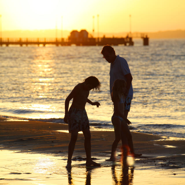 Coucher De Soleil Famille Plage
