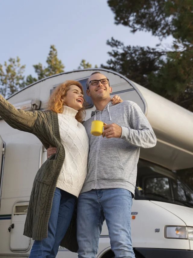 Coup Moyen Couple Heureux Exterieur