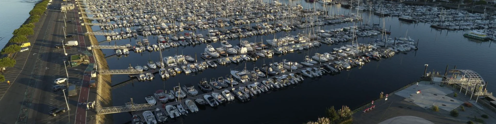 (33) Gironde: le Port d'Arcachon au crepuscule. Vue aerienne en drone.