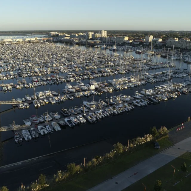 (33) Gironde: le Port d'Arcachon au crepuscule. Vue aerienne en drone.