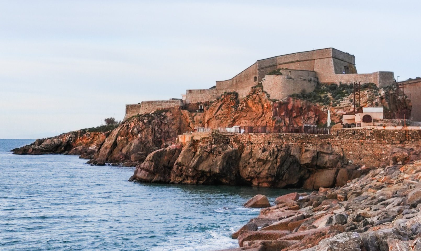 Théâtre de la mer, fort Saint-Pierre, mer, Méditerranée, littoral, rochers, côte rocheuse, patrimoine, architecture, paysage, horizon, ciel, lumière naturelle, extérieur, vertical