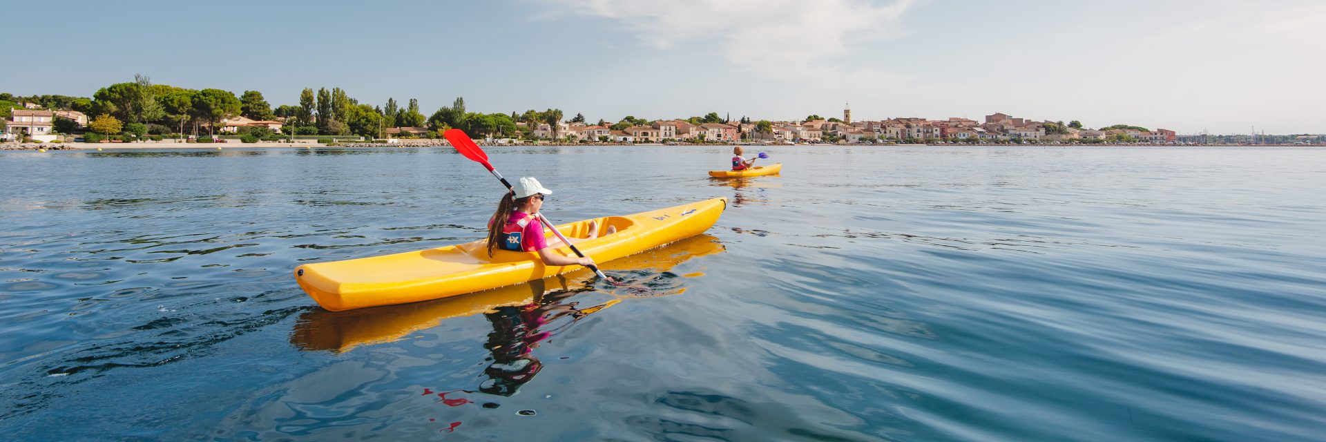 Kayak sur la lagune de Thau, Bouzigues, enfant, vue de dos, landscape, ciel, eau