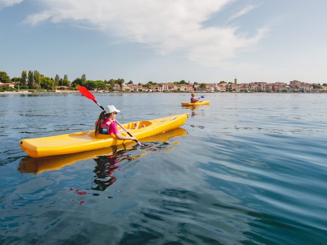 Kayak sur la lagune de Thau, Bouzigues, enfant, vue de dos, landscape, ciel, eau