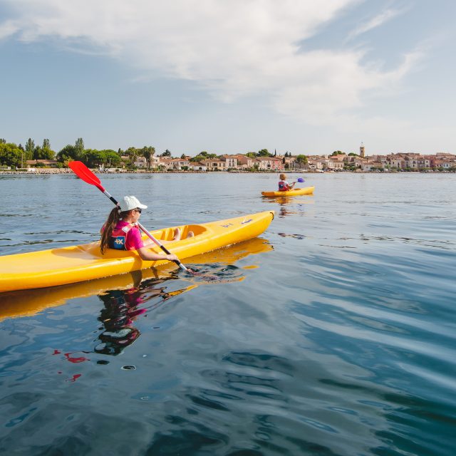 Kayak sur la lagune de Thau, Bouzigues, enfant, vue de dos, landscape, ciel, eau