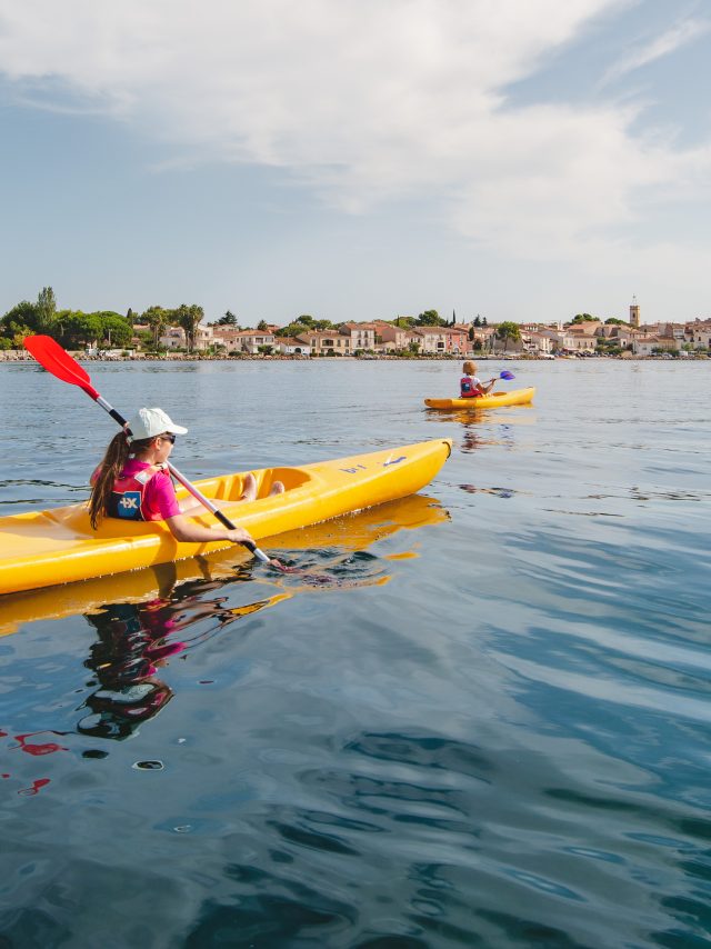 Kayak sur la lagune de Thau, Bouzigues, enfant, vue de dos, landscape, ciel, eau