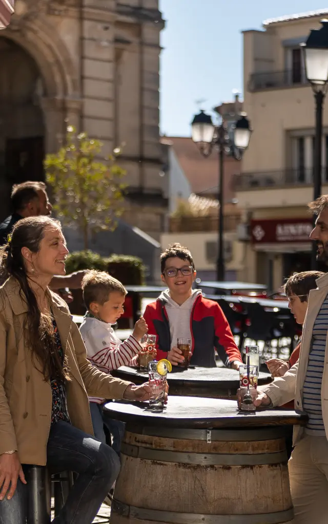 Famille en terrasse d'un café, bar le central. Centre ville