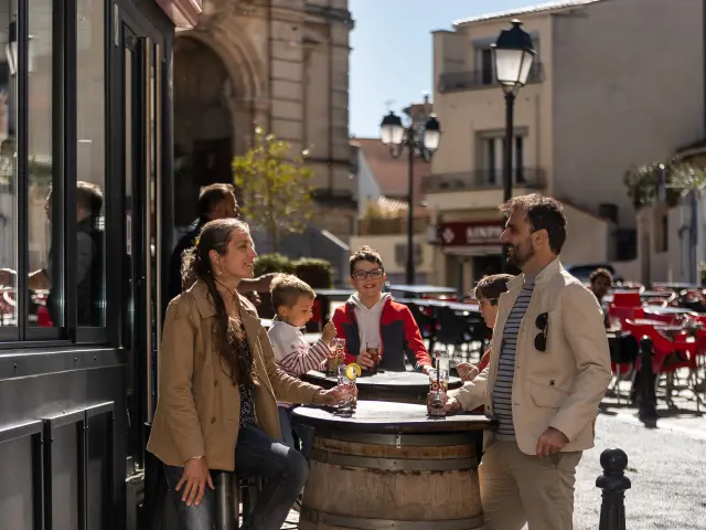 Famille en terrasse d'un café, bar le central. Centre ville