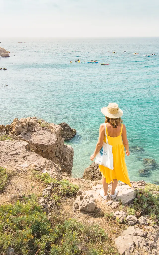 Joven paseando, cala, rocas, mar, horizonte, sola, naturaleza, mar, paisaje
